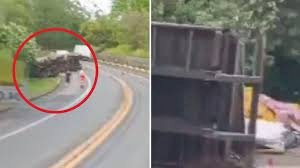 Carreta tomba e interdita pista da BR 101 em Aracruz