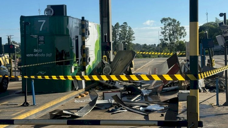 Funcionária escapa da morte após carreta destruir cabine de pedágio na BR 101