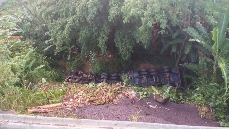 Motorista de carreta morre após veículo cair em ribanceira na BR 101 em Fundão