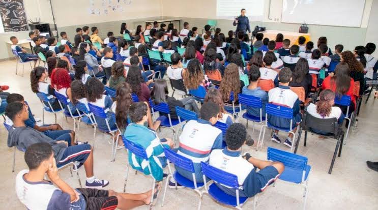 Policiais militares realizam palestra sobre bullying e conduta cidadã em escola de Aracruz