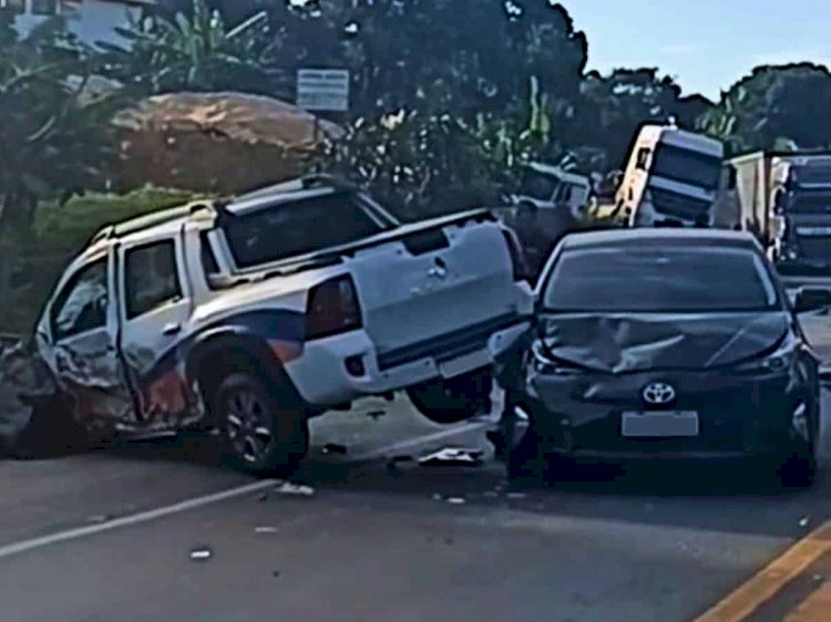 Acidente entre carreta e dois carros interdita BR 101 em Fundão